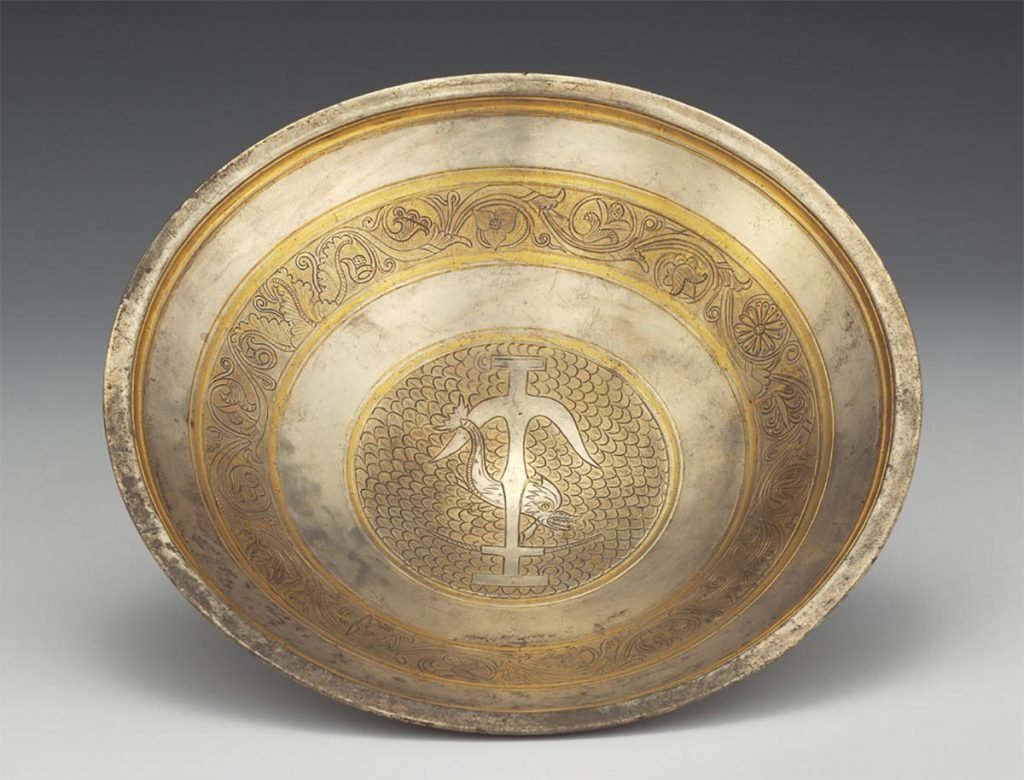 Cuenco con un grabado de un ancla seléucida invertida y un delfín