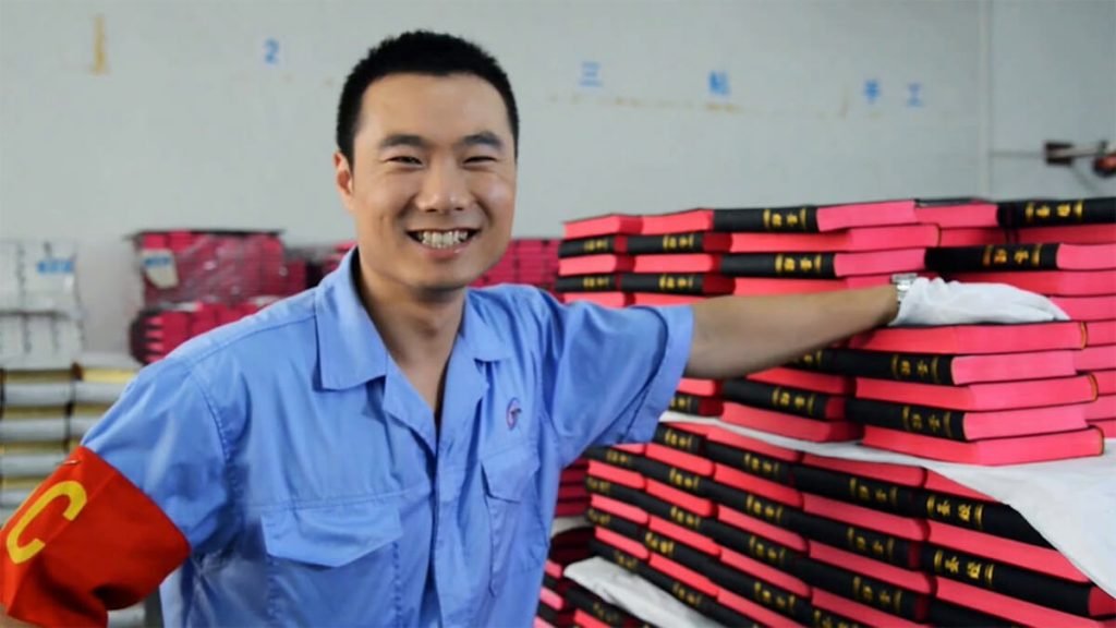 Trabajador de Amity con un brazalete del Partido Comunista Chino