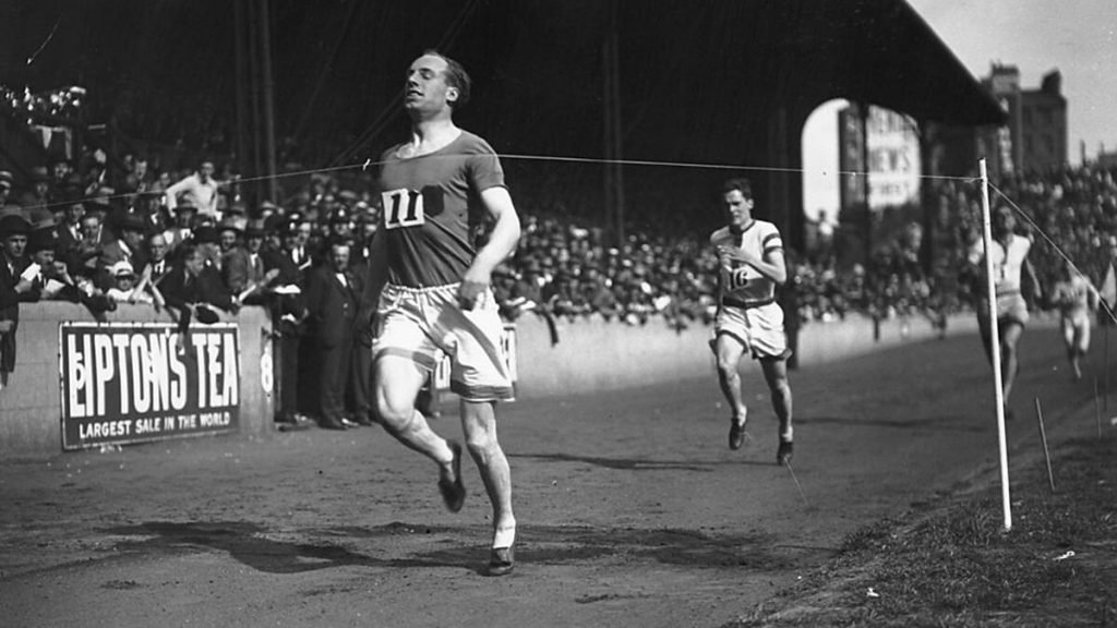 Eric Liddell cruzando la meta.
