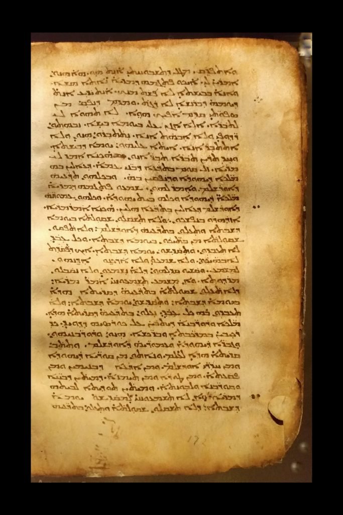 Manuscrito en pergamino de la Peshitta. Exhibido en la Biblioteca Nacional de Givat Ram en Jerusalén.