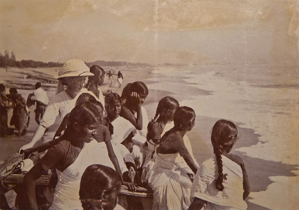 Amy Carmichael junto a varias niñas indias.