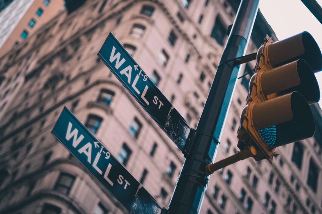 Wall Street es una calle neoyorquina situada en el bajo Manhattan, entre Broadway y el río Este. Considerado el corazón histórico del distrito financiero, es el principal y permanente hogar de la Bolsa de Valores de Nueva York