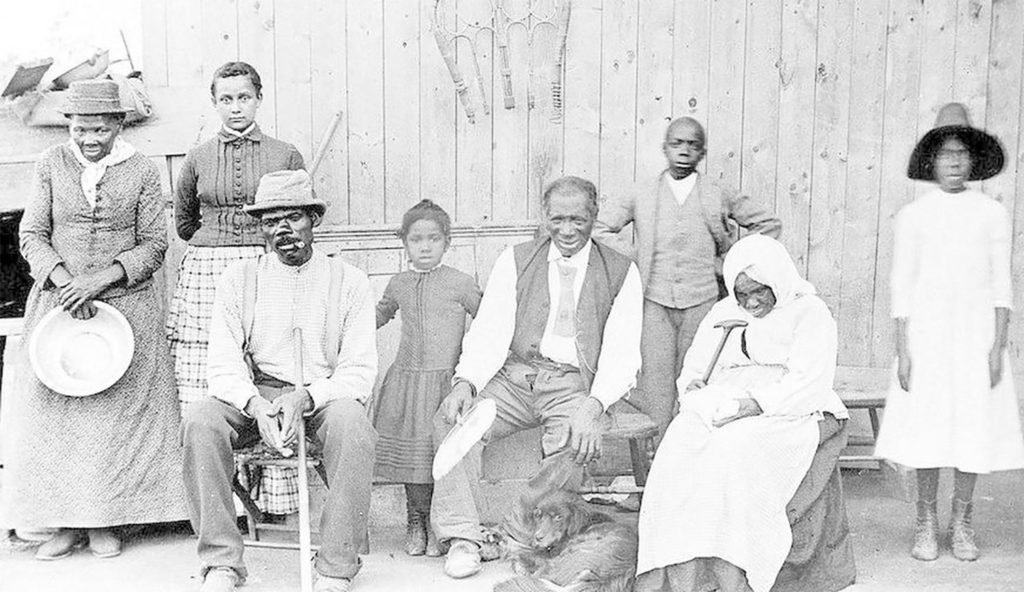 Harriet Tubman, a la izquierda, en el hogar que creó en su casa luego de la Guerra Civil.