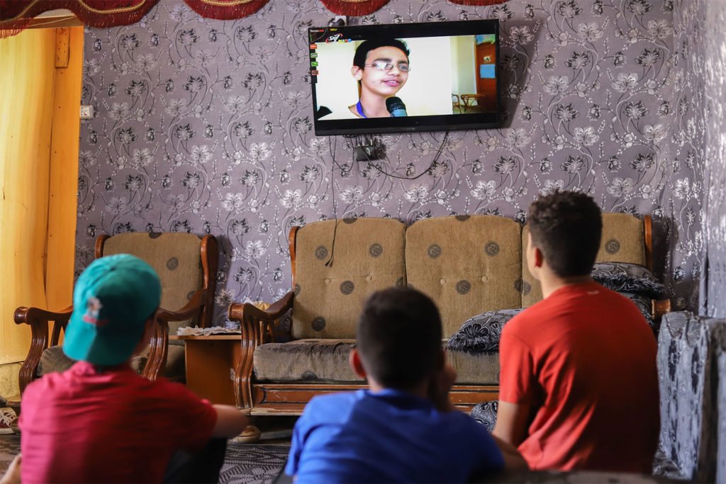 Niños del norte de África viendo un programa de SAT-7 PARS