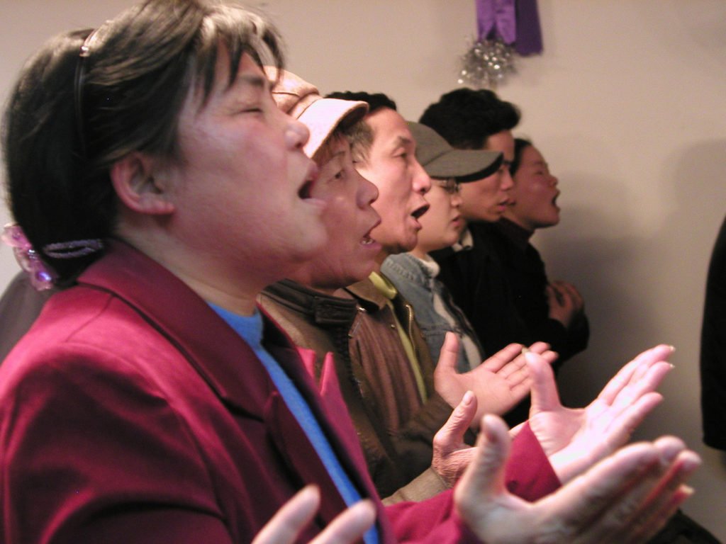 Cristianos chinos adorando.