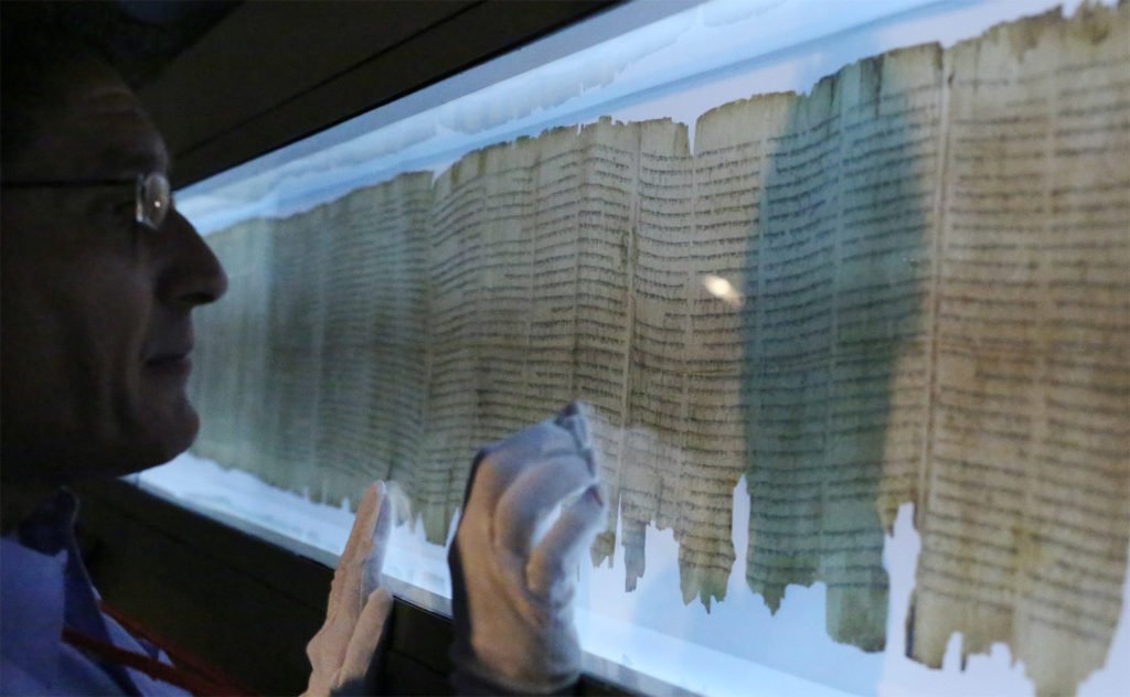 El Gran Rollo de Isaías, uno de los siete Rollos del Mar Muerto originales encontrados a fines de la década de 1940, en exhibición en el Centro de Hong Kong de la Sociedad de Asia.