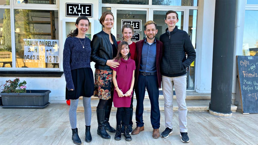 Pastor Ryan Keating y su familia