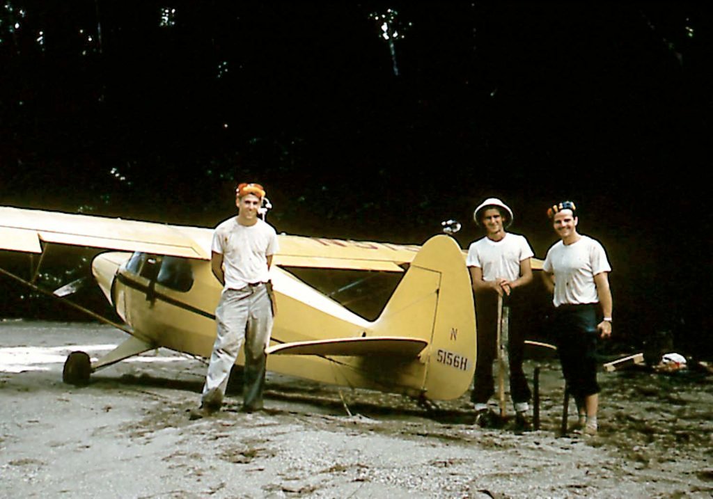Avión en el que los misioneros viajaron para hacer contacto con la tribu.