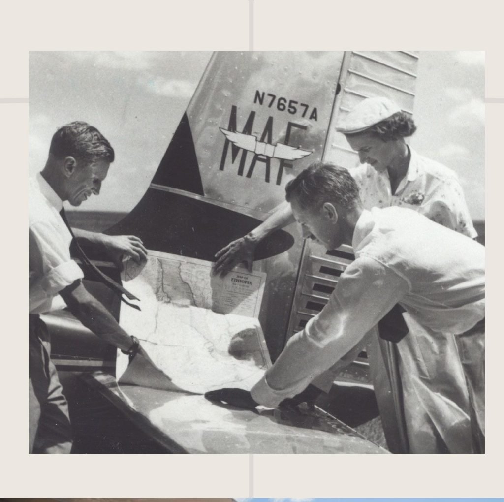 Betty Greene junto a algunos de sus compañeros de la MAF en la planeación de un vuelo.