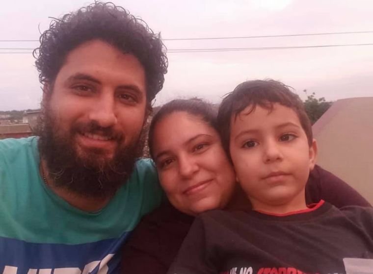 Claudia y su esposo Yarian con su hijo.