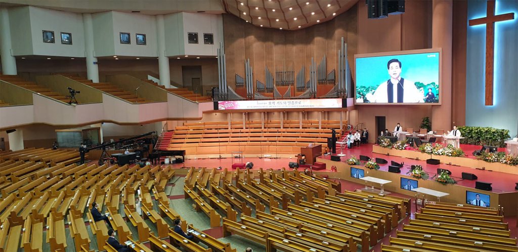Esta foto proporcionada por la Iglesia del Evangelio Completo de Yoido en Seúl el 23 de agosto de 2020 muestra un servicio que se transmite en línea para sus miembros.
