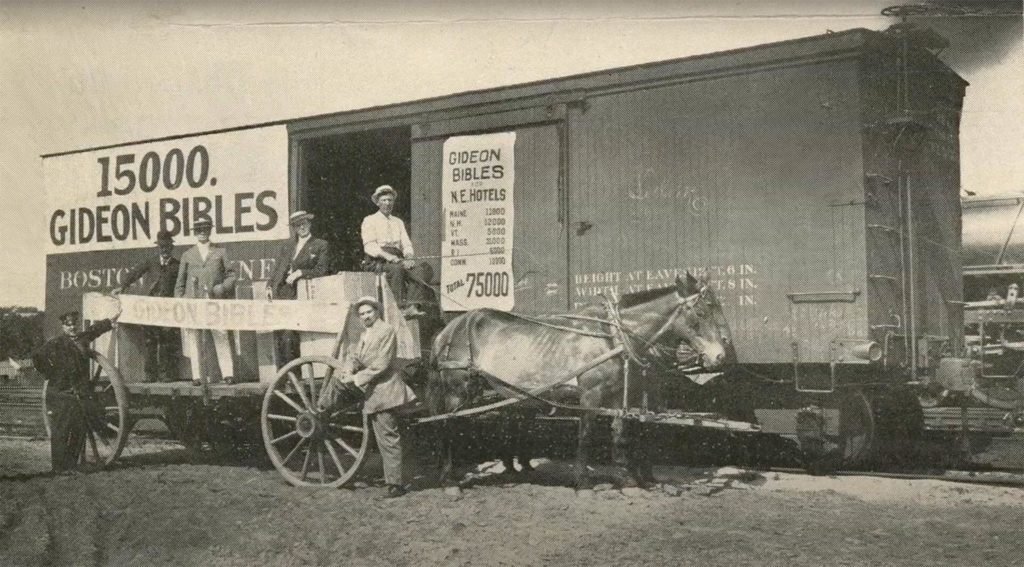 Distribución de Biblias en vagones de tren.