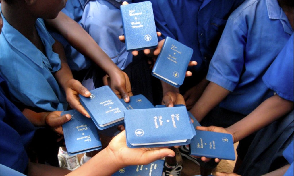 En América Latina los Gedeones distribuyen principalmente su versión del Nuevo Testamento.