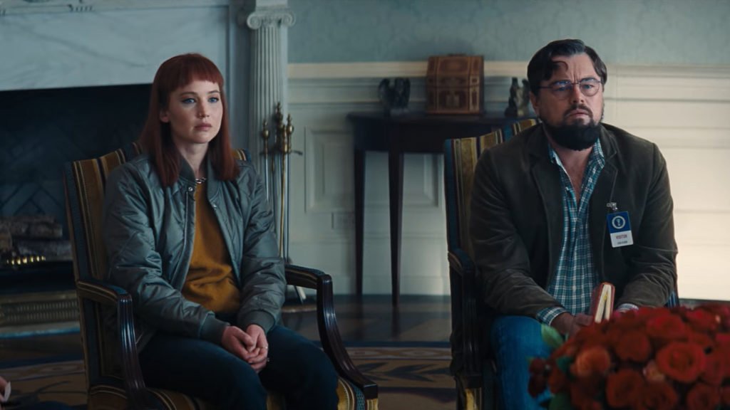 Personajes de la película Kate Dibiasky (Jennifer Lawrence) y Dr. Randall Mindy (Leonardo DiCaprio)