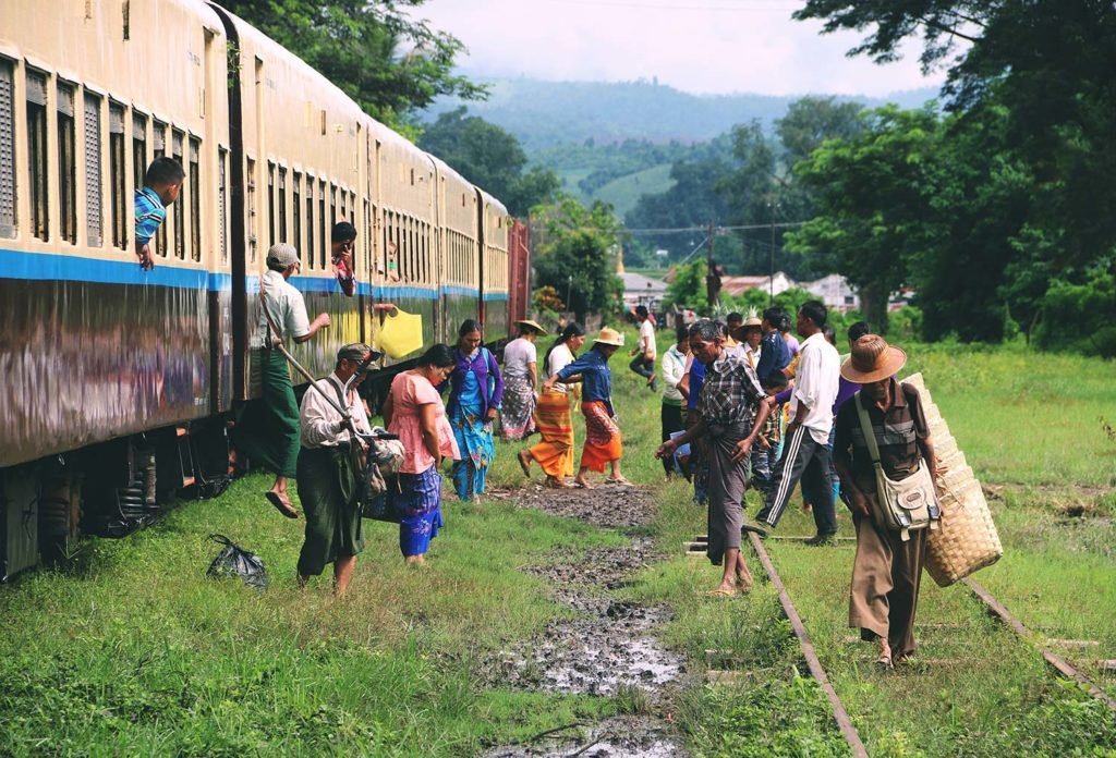 Gente bajando de un tren en Hsipaw, Myanmar