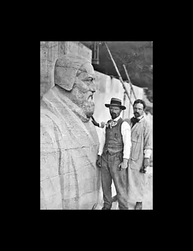 Escultores durante el tiempo instalación de las esculturas.