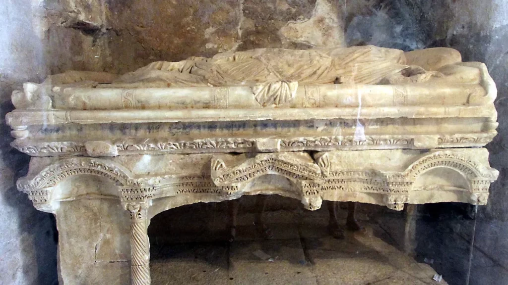 Esta foto de archivo muestra el interior de la iglesia de San Nicolás en Demre, Turquía. Los expertos creen que la tumba de San Nicolás, la inspiración histórica de Santa Claus, puede estar debajo de la iglesia