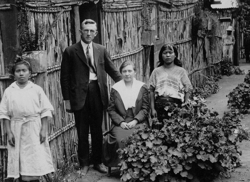 Cameron Townsend junto a sus esposa y a dos mujeres indígenas en Guatemala