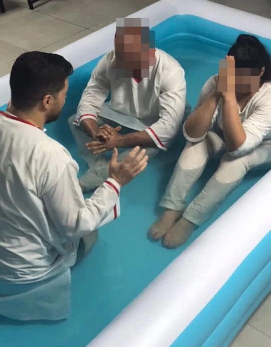 Bautismo de nuevos creyentes en Turquía