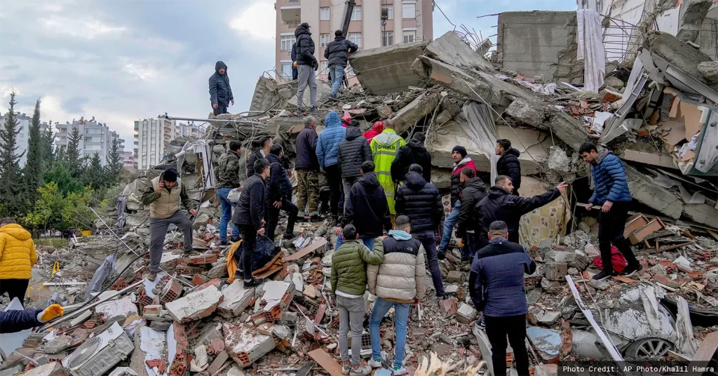 La búsqueda de sobrevivientes entre los escombros continúa.